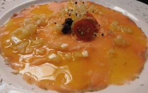 Carpaccio de salmón con vinagreta anisada de limón