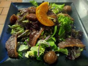 Ensalada de invierno con magret y vinagreta de naranja y castañas