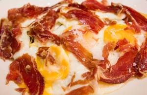 Huevos rotos con jamón