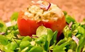 Tomate relleno de ceviche con canónigos